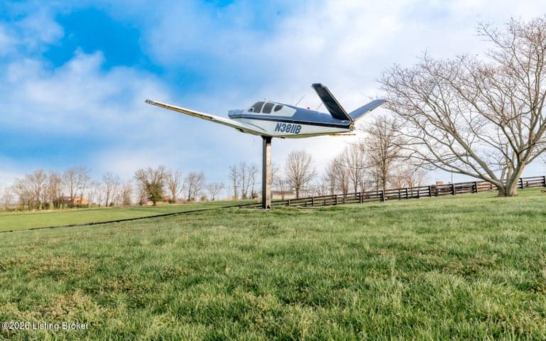 122 Airport Ln, Springfield - photo 2 of 129