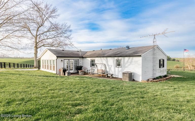 122 Airport Ln, Springfield - photo 4 of 129