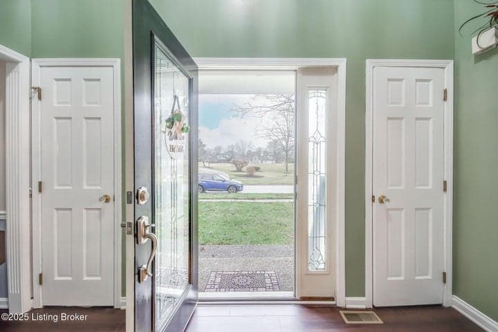 10418 Glenmary Farm Dr, Louisville - photo 5 of 92