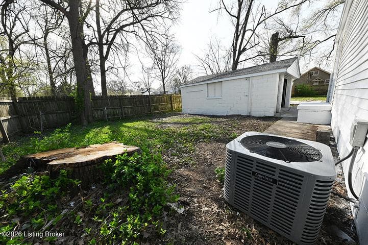 3907 Peachtree Ave, Louisville - photo 3 of 35